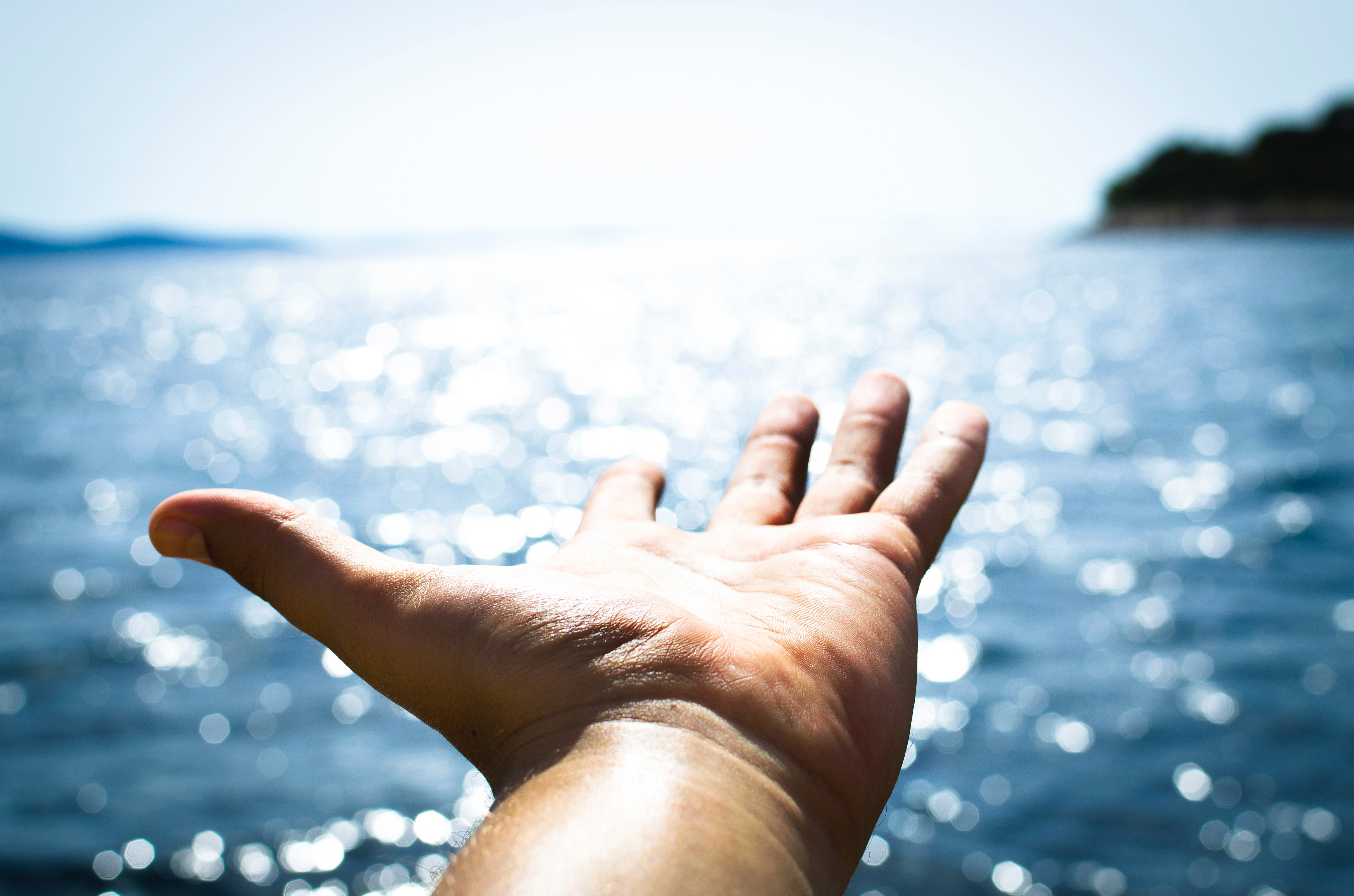 Afbeelding van hand met de zee.jpg